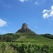 Der Roche de Solutré liegt idyllisch inmitten von Weingärten entlang der Cote d'Or im Burgund