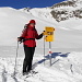 Der Wegweiser auf 2530 m - hier lässt sich die Schneehöhe etwa erahnen (80 cm?)
