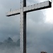 Gipfelkreuz Grosser Mythen in dichtem Gewölk