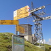 Wegweiser bei der Bergstation Haldigrat