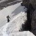 Abstieg über eines der Schneefelder im Chlitalfirn