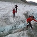 Ein Gletscherbach muss überschritten werden