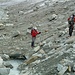 Wir müssen zurück bis zum Gletschertor, um den Bach zu überqueren!
