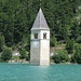 Caratteristico campanile che spunta dalle acque del lago