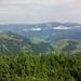 Der Walchsee (nicht Walchensee!) spitzt hervor. Dahinter die Chiemgauer Alpen.