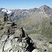 Blick vom Gipfel mit Piz Ferre (3103 m) und Piz Tambo (3279 m)