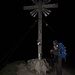 Um 4.46 Uhr in dunkler Umgebung am Gipfel der Klammspitze