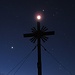 Der beeindruckende Sternenhimmel unter dem Gipfelkreuz um 4.52 Uhr am 12. August 2012. Direkt über dem Kreuz der Mond mit Jupiter und Sternbild Stier, links unterhalb die helle Venus und das Sternbild Zwillinge. Rechts unterhalb des Kreuzes das Sternbild Orion.