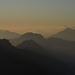 "Blaue Berge" ganz früh am Morgen....Blick nach Osten zu Teufelstättkopf, Laber und den Bayerischen Voralpen