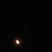 Astronomisch gesehen eine interessante Nacht. Die Häufigkeit der Sternschuppen [http://de.wikipedia.org/wiki/Perseiden] ist gerade wieder am größten und in dieser Nacht, so sagt die Astronomie-Info, sähe man auch die sonnenabgewandte Seite des Mondes. Hier zu sehen der Mond und darüber der Jupiter, rechts davon Ain und darunter Aldebaran aus dem Sternbild Stier. 