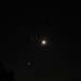 Der Sternenhimmel an der Schulter unter der Klammspitze. Oberhalb des Mondes der Jupiter mit dem Sternbild Stier, darunter die Venus mit dem Sternbild Zwillinge. Der blaue Fleck links neben dem Mond muss wohl ein Lensflare sein, oder was meinst Du, Andi [u Sputnik]?<br />Ein UFO wohl kaum:-)