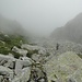 Im Aufstieg durch die breite Rinne vor den Gipfelfelsen, nun im Nebel.