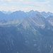 Die einsame Stallkarspitze mit den gezackten Roßkarspitzen, dahinter die Hornbachkette