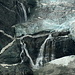 Die auffälligen Wasserfälle im Eisbruch des Turtmanngletschers.
