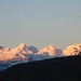 Ein Blick vom Balkon - die Morgensonne malt die Alvierberge rot