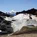 Oberferdengletscher mit Gletschertor und -see; dahinter Bis- und Weisshorn