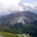 Wunderschonen Croda dei Longerin zeigt sich von Wolken aus.Nur 15 Minuten in Abstieg von Gipfel des Porze...