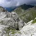 Tiefblick zur Porze Scharte,2360m, mit Wildkarlegg(2532m)-mitte und Rosskarspitze,2511m-rechts.