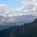 den Hauptgrat des Lienzer Dolomiten, mit Spitzkofel(2717m),Kreuzkofel(2694m),Eisenschuss(2615m), Weittalspitze(2539m), Laserzwand(2614m),Grosse und Kleine Sandspitze(2772m),Simonskopf(2687m), Seekofel(2738m), Wilde Sender(2738m) und Grubenspitz(2671m). 