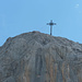 Das Gipfelkreuz auf Österreichischem Boden mit der Inschrift 'Alles für Christus den König'