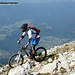 Mountainbiker am Gipfel des Hochstuhl