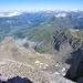 Auf dem Mittelgipfel – Blick ins Simmental, unter uns Ammertehore und Ammertenspitz, dahinter der Hahnenmoospass