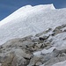 Das stark überwächtete, steile Gipfelschneefeld des Galenstocks vom Steigeisenanziehplatz.