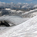 Tiefblick vom Gipfelschneefeld.