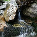 Viel Wasser plätschert über die steilen Bergflanken. 