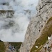 Rotsteinpass mit Wanderer in der Fliswand