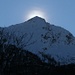 Die Sonne befindet sich genau hinter dem Gipfel des Pizzo Giezza (2658 m). 