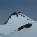 Zumsteinspitze mit Seilschaft sowie weitere Seilschaft im Aufstieg zur Parrotspitze rechts