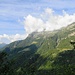 Im Aufstieg von Frasco zum Refugio Alpe Costa. Der Poncione della Marcia ist in Wolken eingehüllt, wie alle Bergketten im Tessin.