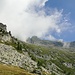 Auf der Alpe della Costa wird erstmals der Blick frei zum Madom Gröss. Der Aufstieg erfolgt über eine grosse Rinne rechts des vermeintlich höchsten Punkts. Der Gipfel verbirgt sich aber dahinter.