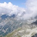 Das Gipfelpanorama: Links Val Vegorness, wo der Aufstieg von Sonogno zum Pizzo Barone durchführt. Corona di Redorta und Pizzo Barone sind in Wolken eingehüllt und haben beide diese Woche die Sonne kaum gesehen.