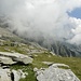 Die grosse Alpterrasse am Fusse des Madom Gröss, geschmückt mit vereinzelten Quellwolken.