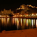 Die Festung Alicante bei Nacht vom Yachthafen aus gesehen 