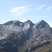 <b>Tre tremila allineati: Piz Mungiroi, Piz Predarossa e Gletscherhorn.<br />Dietro queste cime c'è la Val da la Duana.</b>