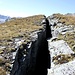 <b>Faglia geologica a Höjabüel. Si tratta di una profonda spaccatura nella roccia, simile al crepaccio di un ghiacciaio.</b>