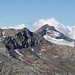 <b>Piz Bles (3045 m) e Pizzo Stella (3163 m).<br />Il panorama è fantastico: non posso fare a meno di registrare una carrellata a 360°.</b>