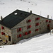 [http://www.hikr.org/tour/post9729.html Monte Rosa Hütte 2795m]: Nächstens wird durch die ETH Zürich (check this: [http://www.neuemonterosahuette.ch/]) eine neue und moderne Hütte gebaut. Das ist noch die altehrwürdige Hütte, die bald zu einer Legende wird.