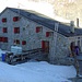 [http://www.hikr.org/tour/post9729.html Monte Rosa Hütte 2795m]: Nächstens wird durch die ETH Zürich (check this: [http://www.neuemonterosahuette.ch/]) eine neue und moderne Hütte gebaut. Das ist noch die altehrwürdige Hütte, die bald zu einer Legende wird.