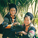 Die Ureinwohner (hier noch Mädchen) von Sapa: Die "Black Muong" werden, im Gegensatz zum übrigen Vietnam, von Frauen dominiert. Ein Matriarchat. Ferner rauchen die Erwachsenen mit einer Ausnahmebewilligung des Staat Opium