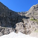 Hier geht die Alpinwanderzone los. Bei den grünen Flächen führt sie von rechts in die Schattenzone. Ein Schild "nur für Geübte" befindet sich dort an einem Fels.
