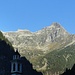 Sonogno am frühen Morgen: Der Kirchturm und der Monte Zucchero.