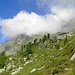 Der weitere Aufstieg Richtung P. 2269 m. Der Gipfelbereich der Corona di Redorta ist bereits in Wolken eingehüllt. 