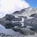 Der kleine Gletschersee beim Lattenhorn. Erfrischungspause und Wasserstelle. Im Hintergrund rechts das Ziel: Pizzo Tambo