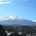 Auf der Hinfahrt nach Masca bei Icod de los Vinos (ca. 300 m). 3,4 km höher trohnt der Pico del Teide (3718 m). Rechts daneben der Pico del Vijeo (3135 m). 