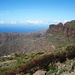 1000 m über dem Meer auf der Anfahrt. Von Santiago del Teide (930 m) fährt man über den Cherfe-Pass, wo sich dann das Panorama auf das Meer, die Insel La Gomera  und die Felslandschaft um Masca öffnet