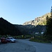 Blick vom Parkplatz Richtung Tauernkogel. Links vom Wasserfall zieht sich Trassensteig runter.